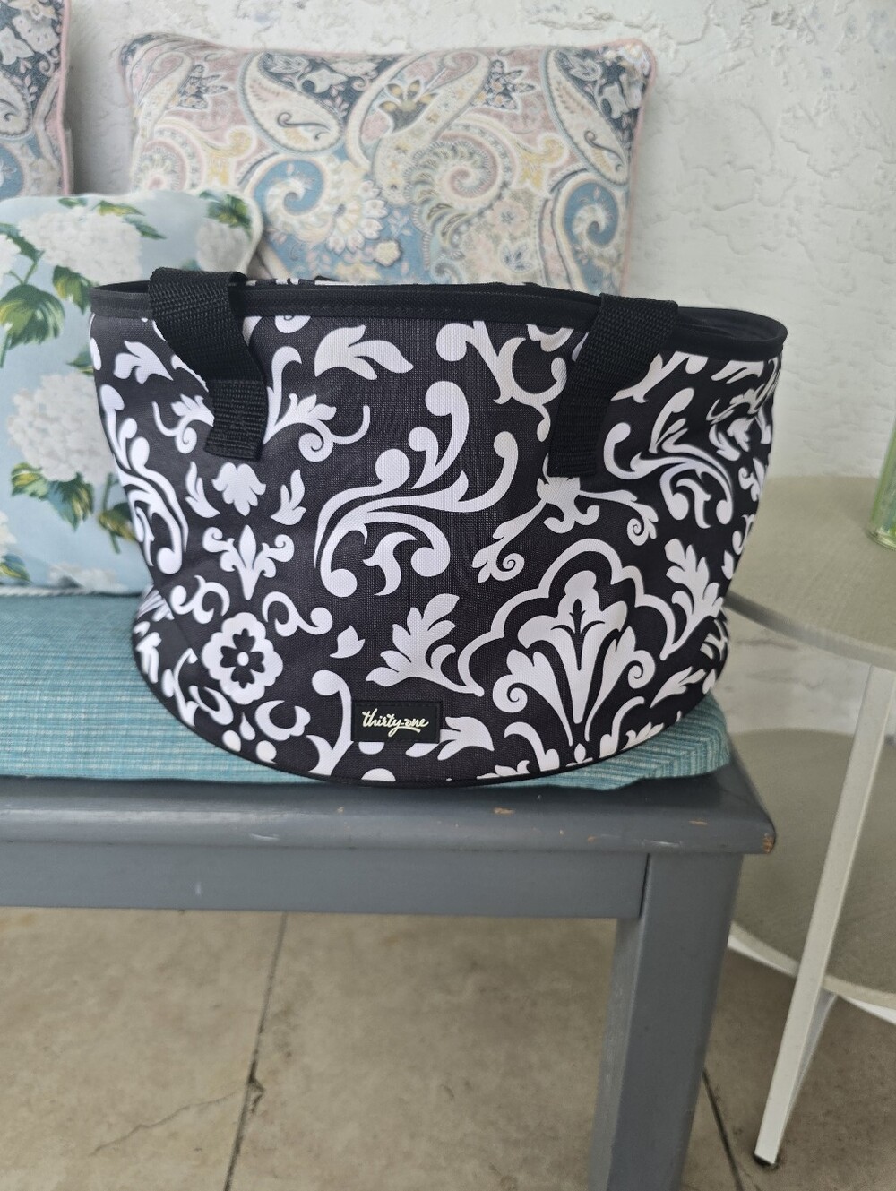 Thirty One Around We Go Themal circular Damask Tote 13 in. EUC keeps hot or cold